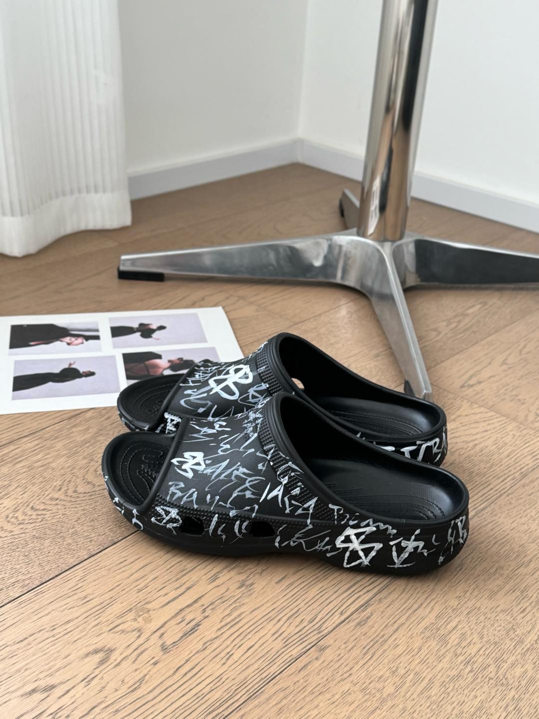 POOL GRAFFITI CROCS SLIDE SANDALS IN BLACK AND WHITE RUBBER - 35