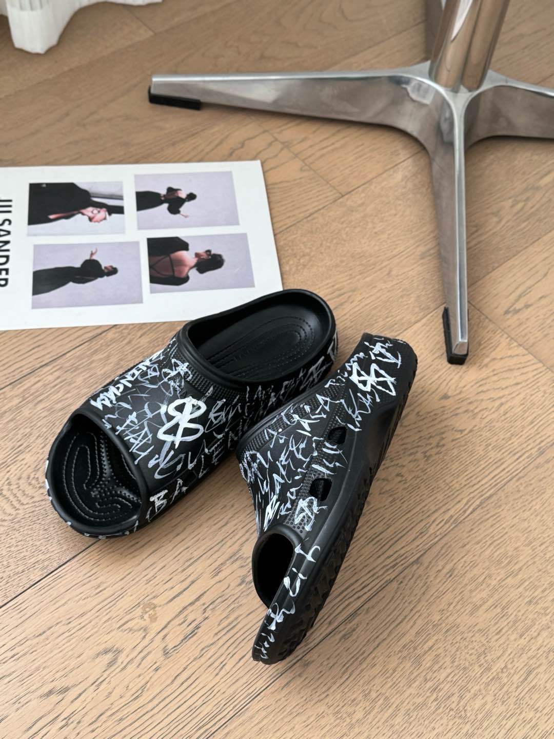 POOL GRAFFITI CROCS SLIDE SANDALS IN BLACK AND WHITE RUBBER - 35