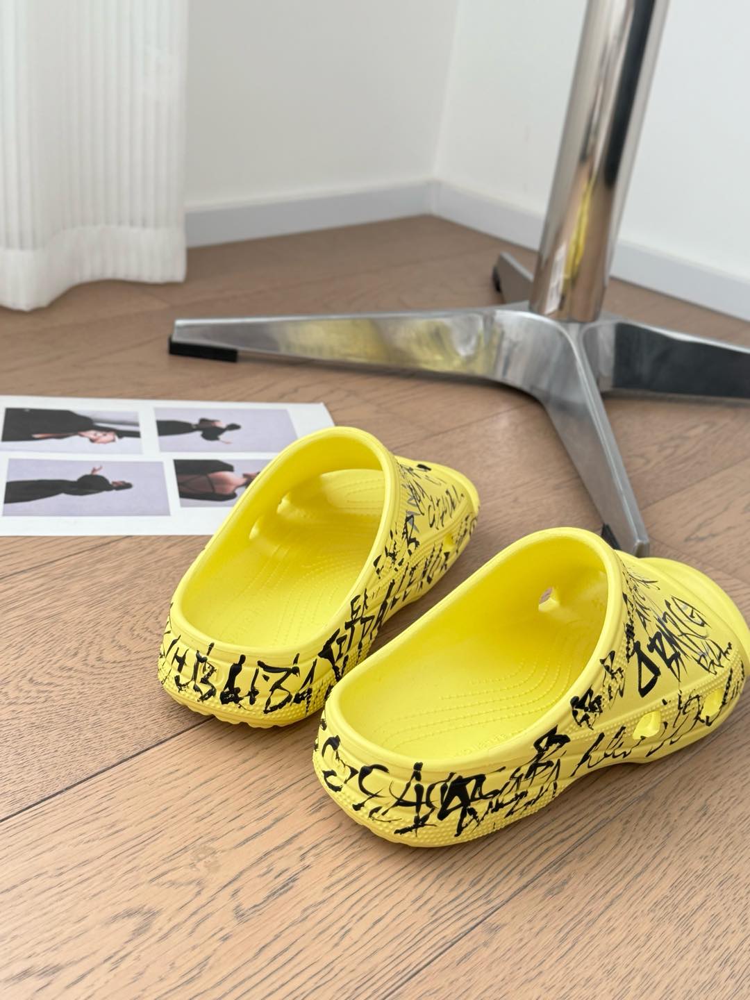 POOL GRAFFITI CROCS SLIDE SANDALS IN YELLOW AND BLACK RUBBER - 35