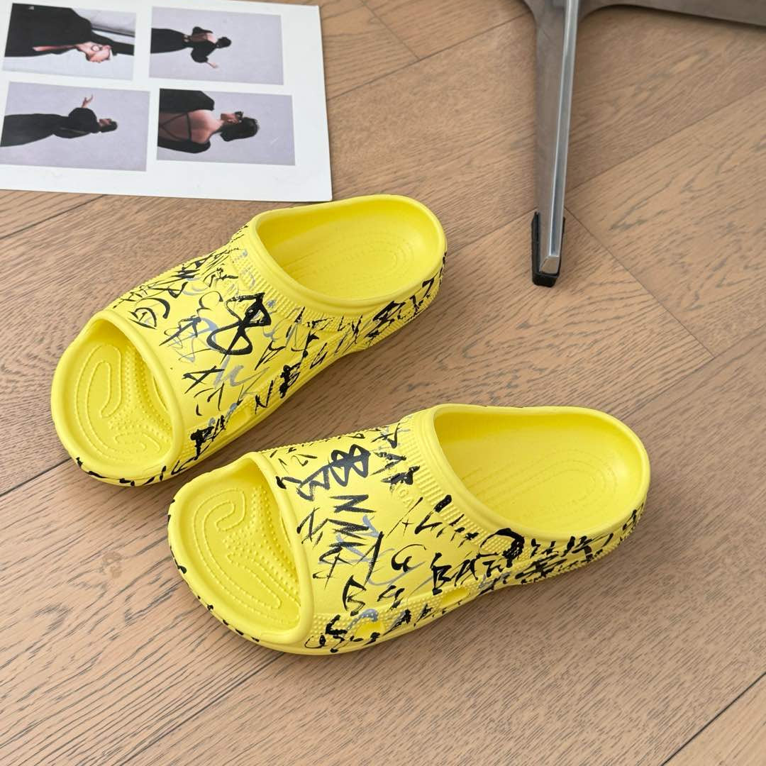 POOL GRAFFITI CROCS SLIDE SANDALS IN YELLOW AND BLACK RUBBER - 35