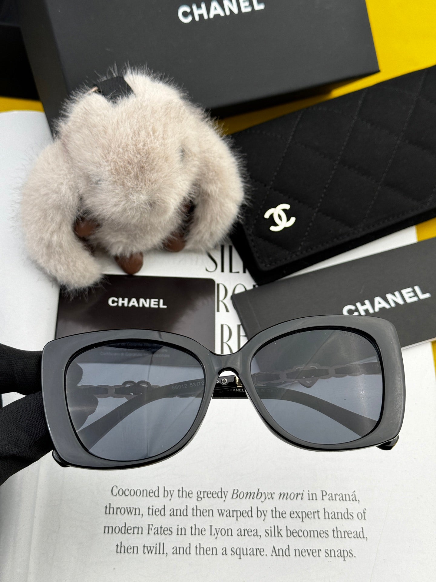 SQUARE SUNGLASSES CH25801 IN ACETATE HEART CHAIN METAL - Black