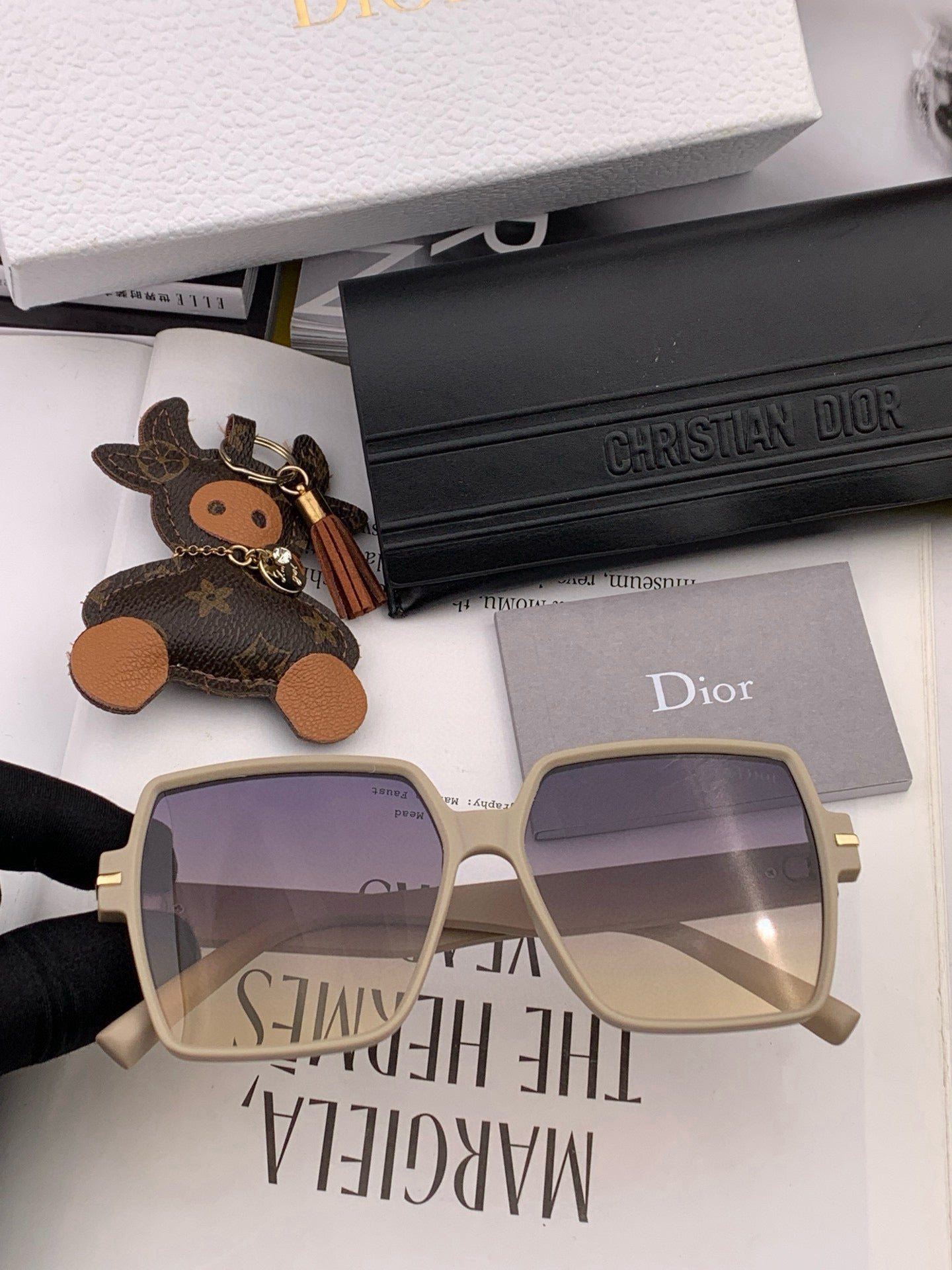 MONTAIGNE SQUARE SUNGLASS CD4780 IN ACETATE - Beige