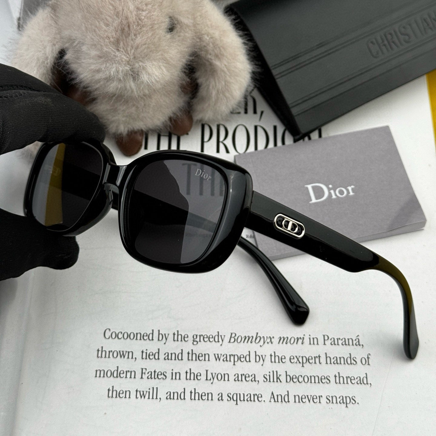 MONTAIGNE SUNGLASS D8106 IN ACETATE - White
