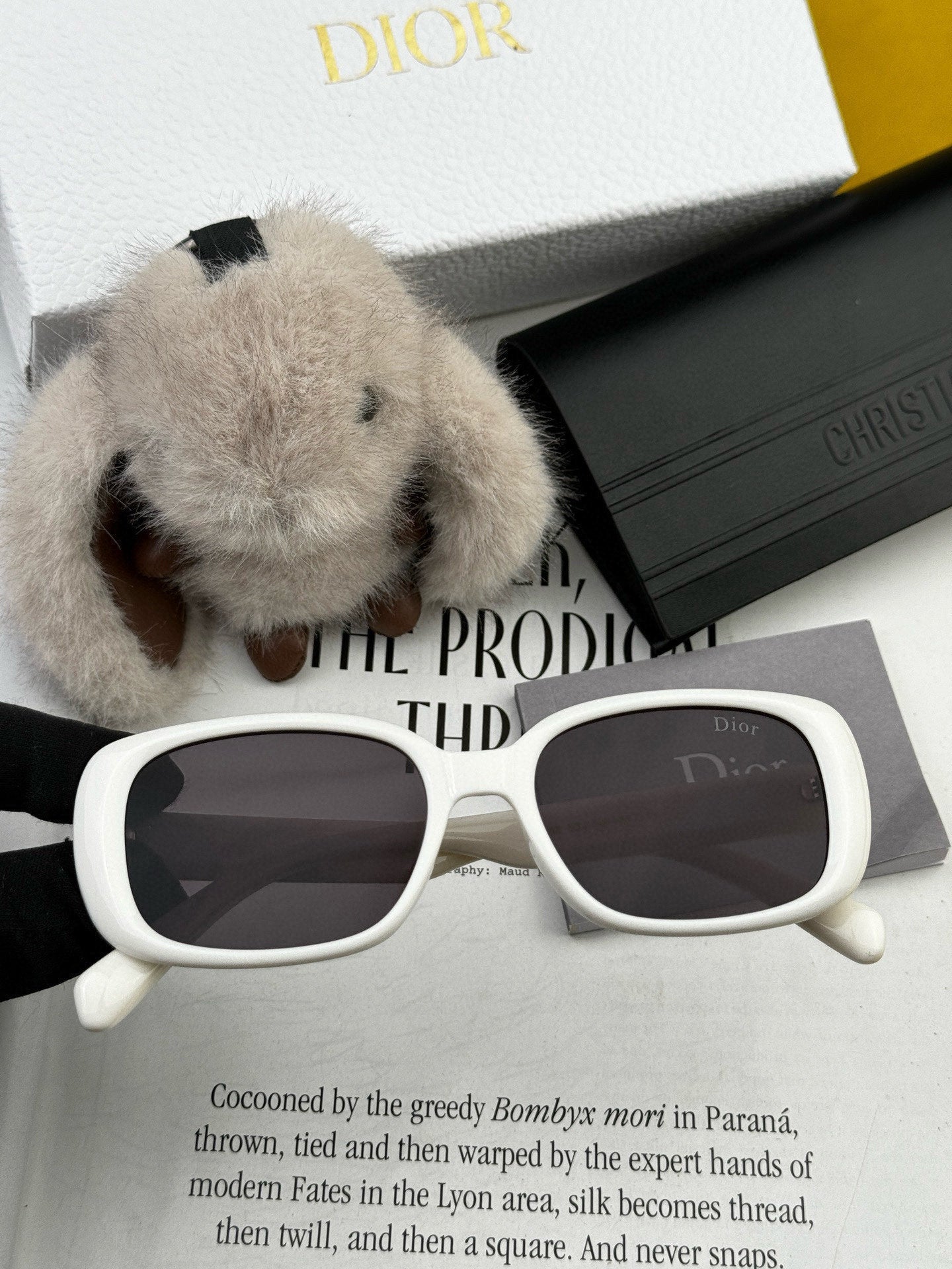 MONTAIGNE SUNGLASS D8106 IN ACETATE - White