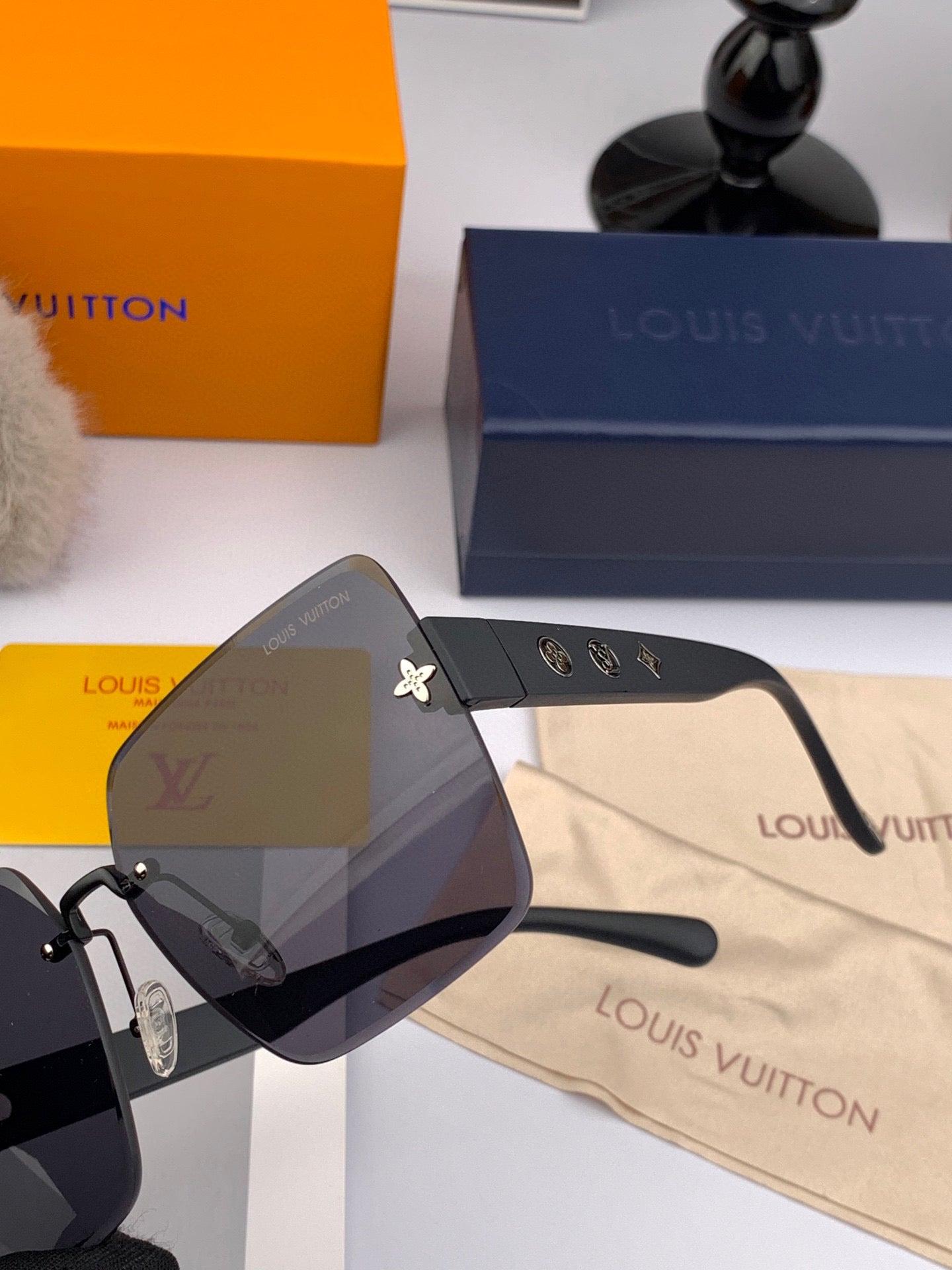 SQUARE SUNGLASSES L5970 IN BLACK ACETATE - Small