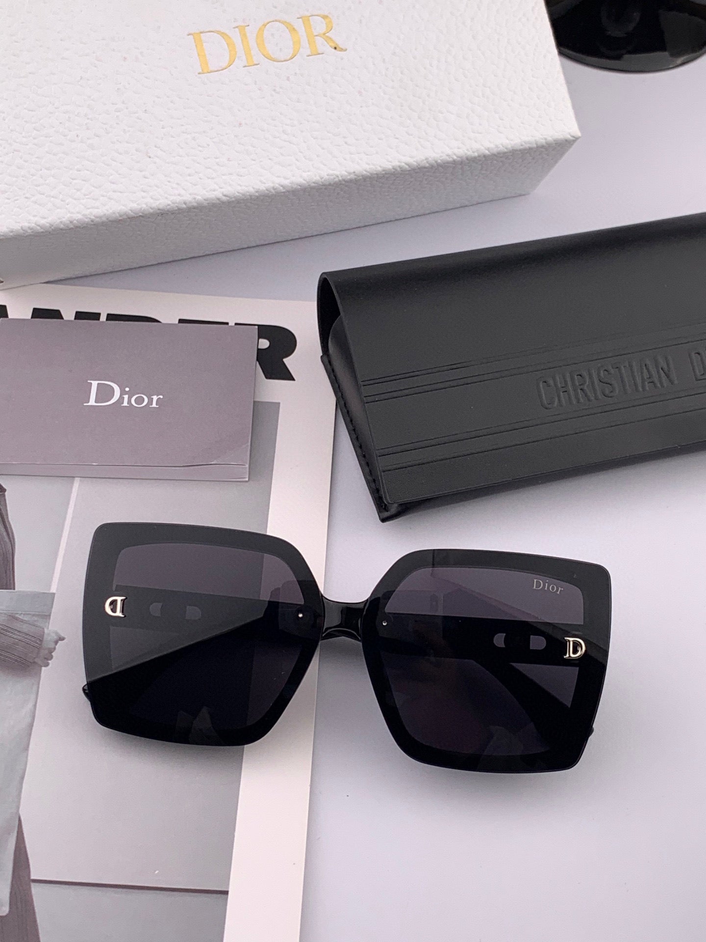 MONTAIGNE SUNGLASS D2302 IN ACETATE EMBOSSED LOGO - Black