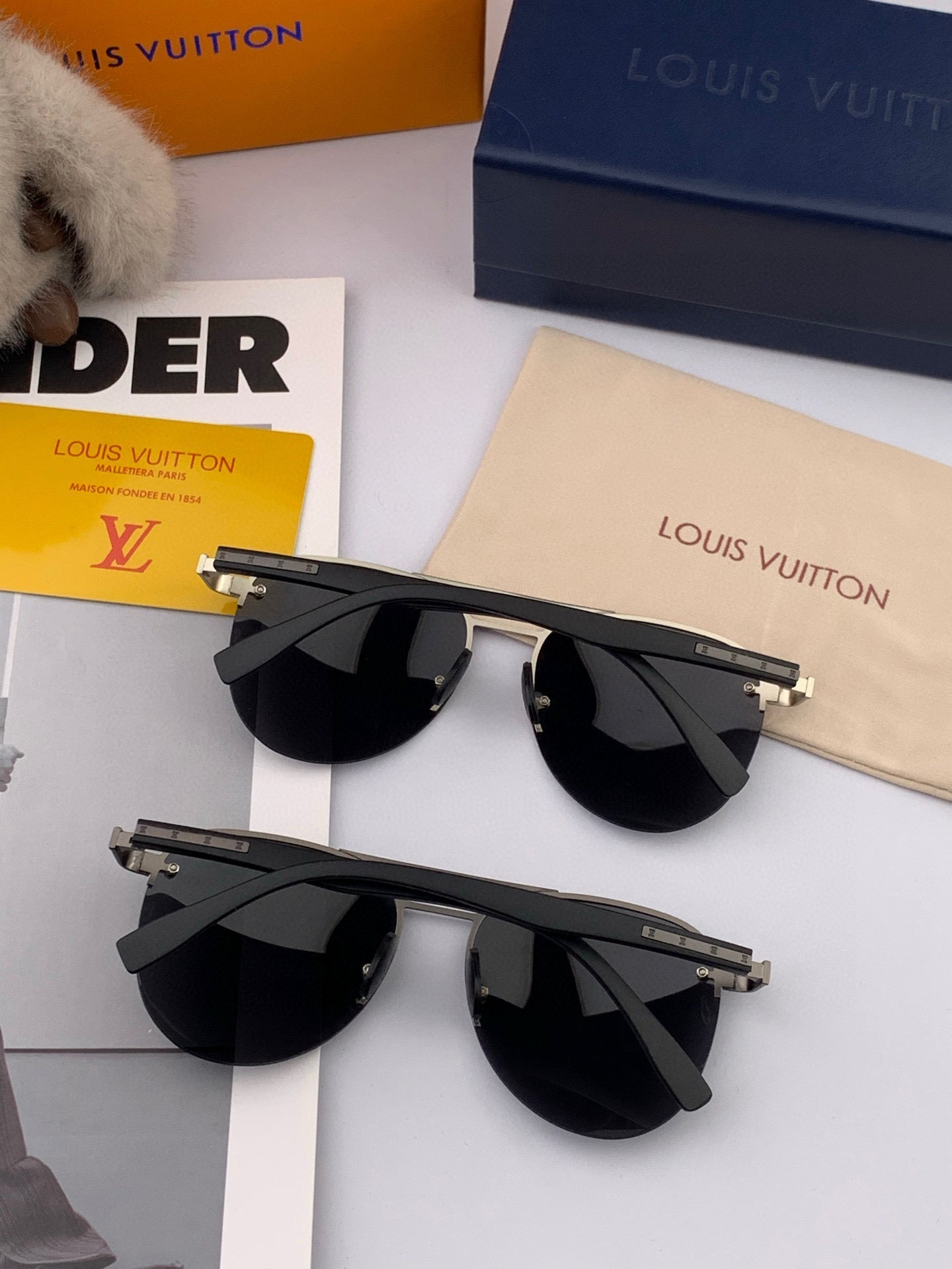 PILOT SUNGLASSES L780664 IN METAL BLACK LENSES - Silver