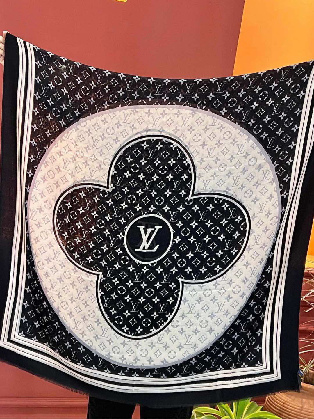 LV SCARF 200 CM IN CASHMERE 732078