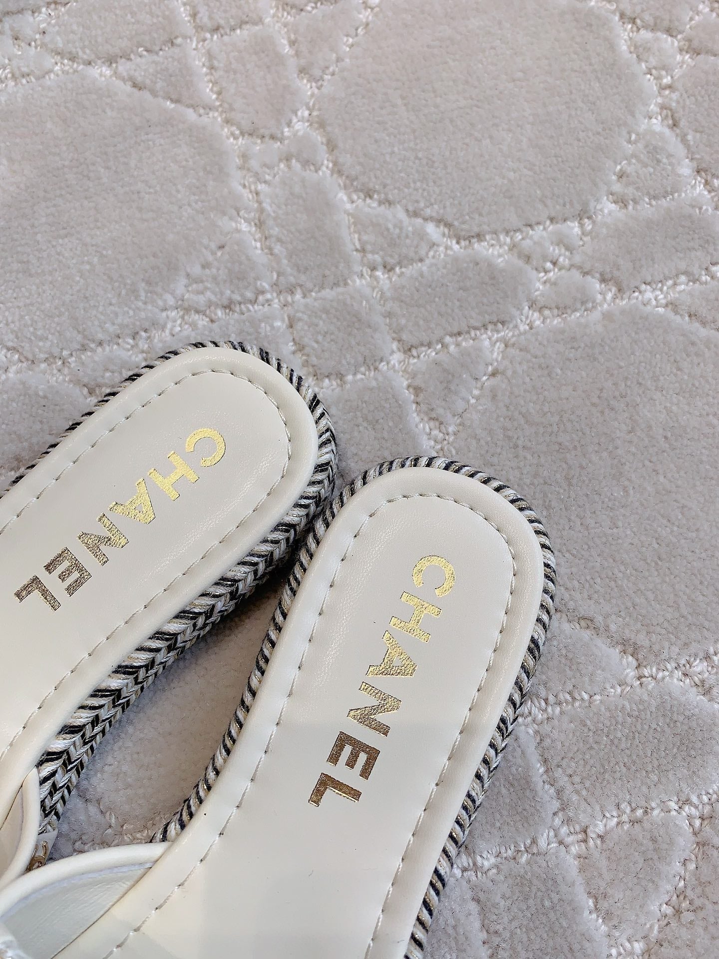 PLATFORM SLIPPERS IN WHITE WOOL AND LAMBSKIN - 35