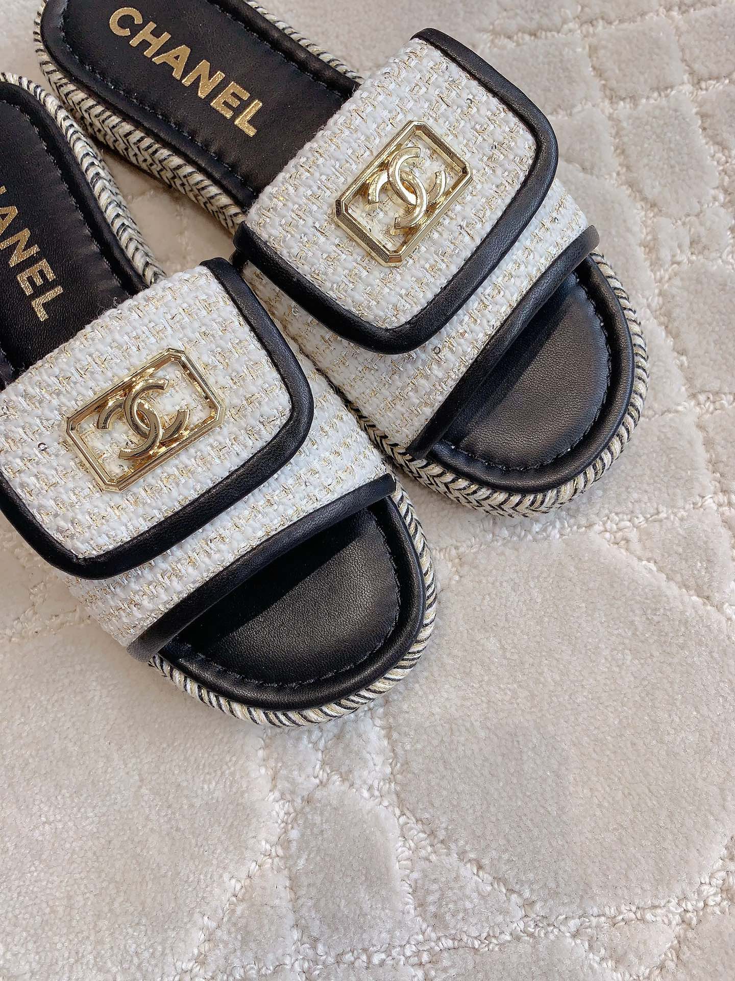 PLATFORM SLIPPERS IN WHITE WOOL AND BLACK LAMBSKIN - 35