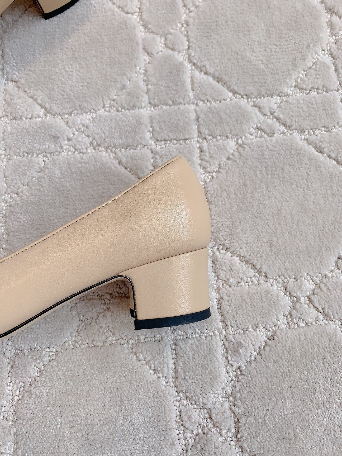 PUMP ROUNG TOE IN BEIGE CREAM MIX BLACK SHEEPSKIN - 34