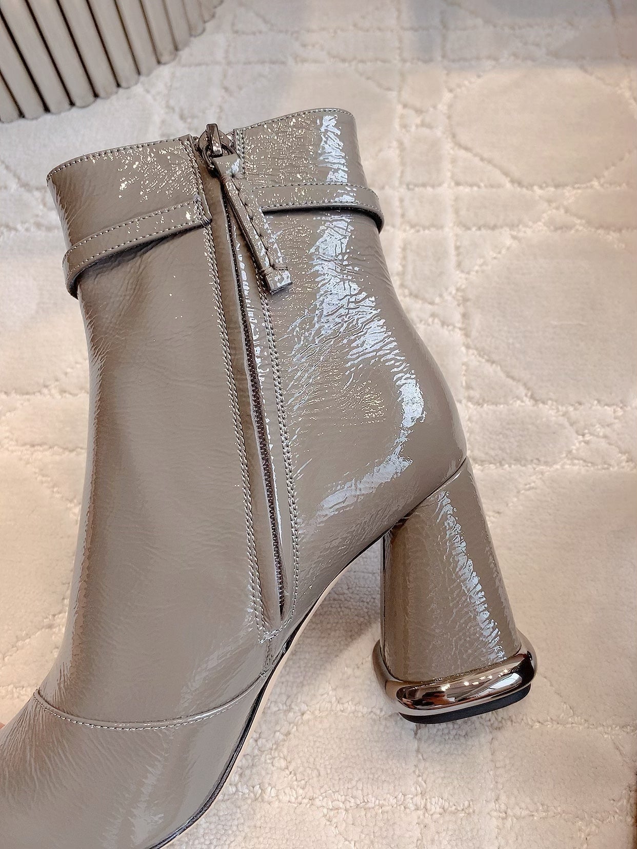 VIV' PODIUM BOOTIES IN GREY GLOSSY LAMBSKIN - 35
