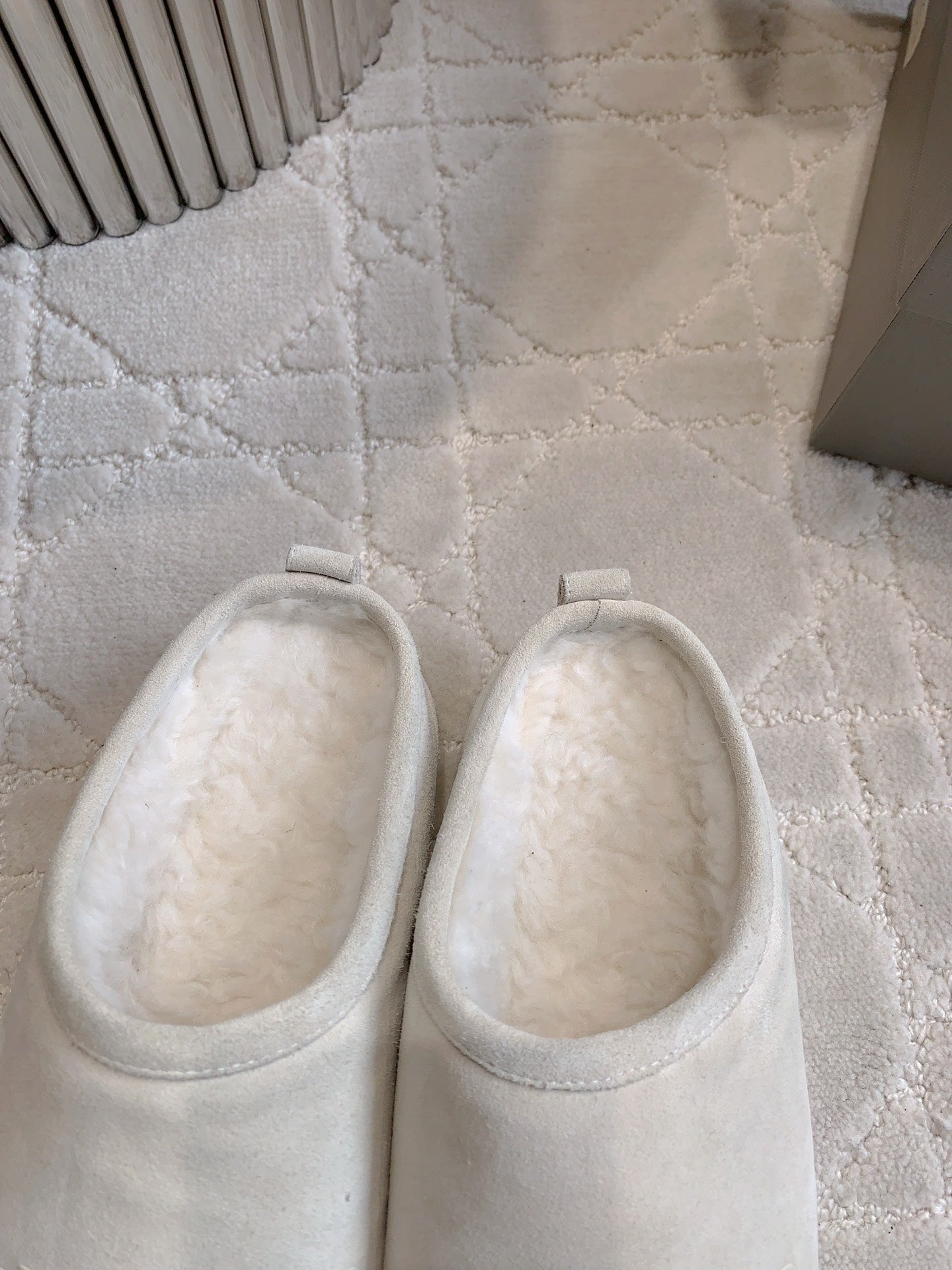 ALASKA SLIPPER IN WHITE SUEDE - 35
