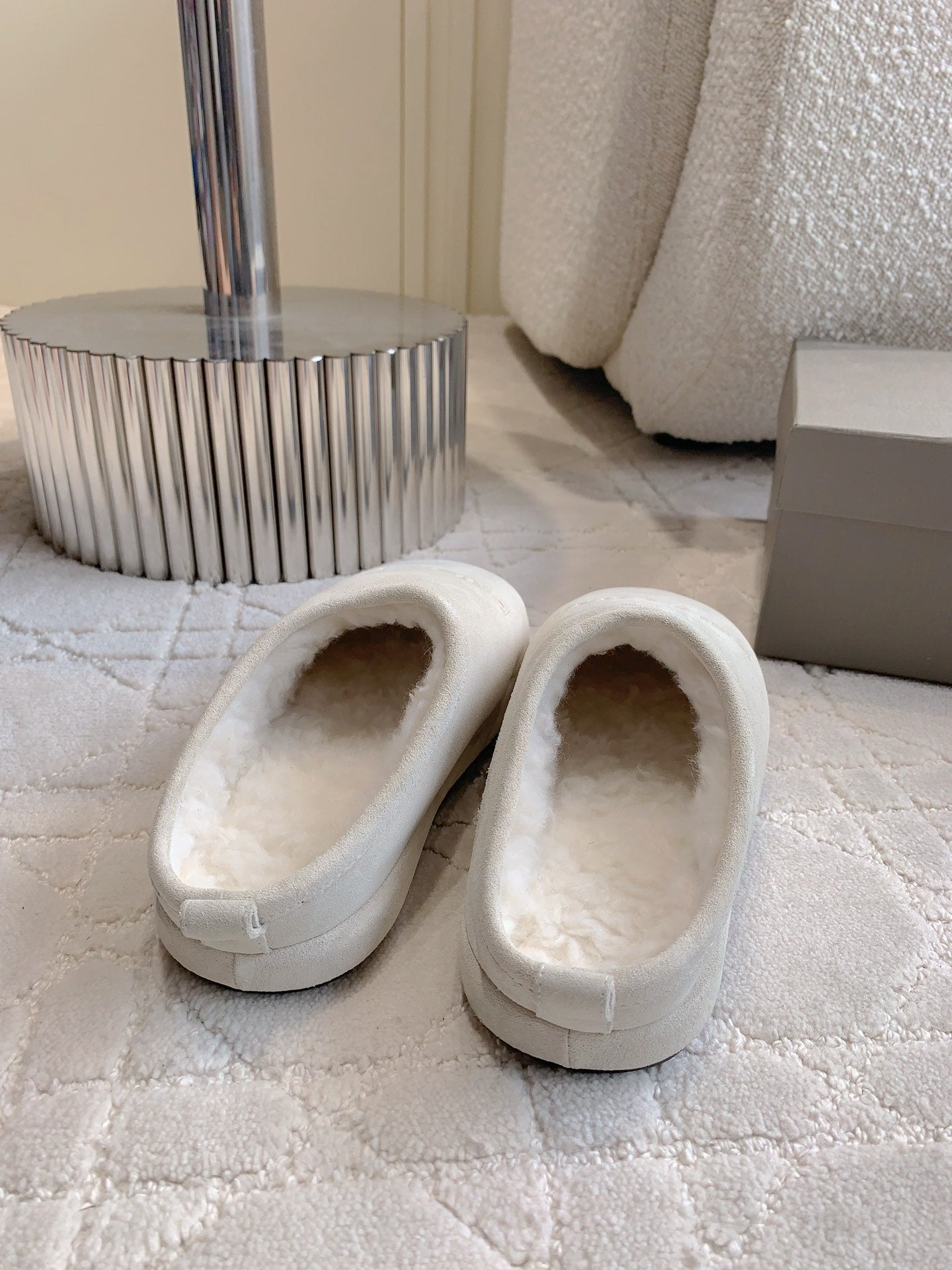 ALASKA SLIPPER IN WHITE SUEDE - 35