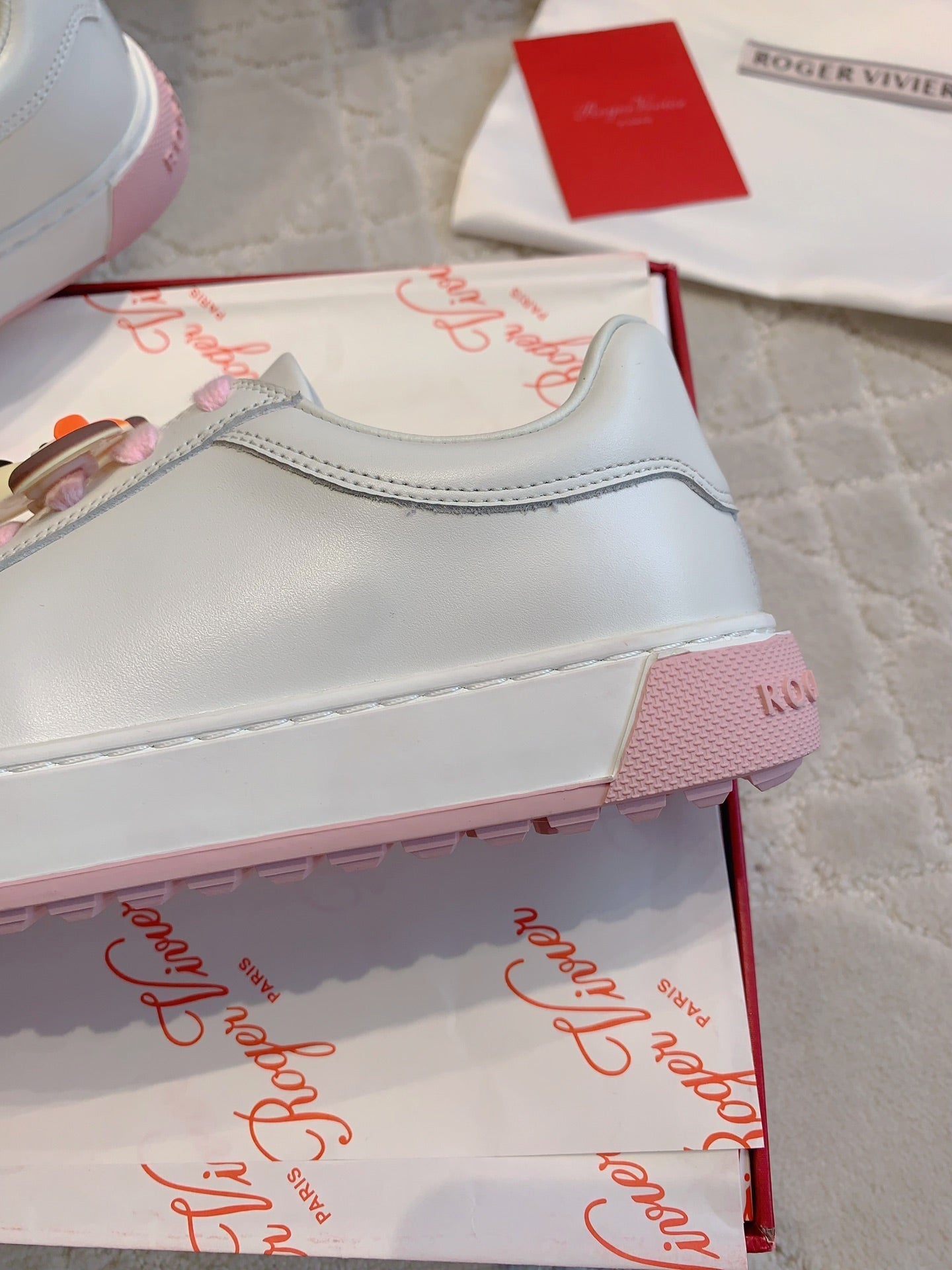 VIV' SKATE WHITE LEATHER SNEAKERS WITH PINK LACES AND CARTOON CHARMS - 34