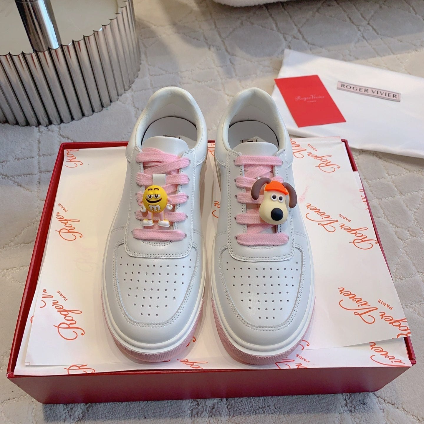 VIV' SKATE WHITE LEATHER SNEAKERS WITH PINK LACES AND CARTOON CHARMS - 34