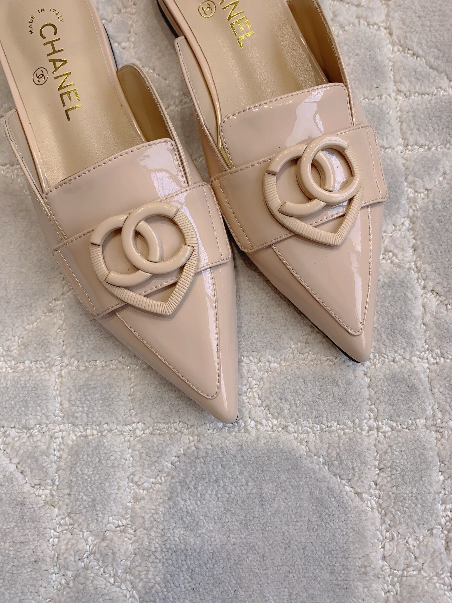 FLAT MULE 2 CM IN BEIGE CREAM PATENT CALFSKIN - 35