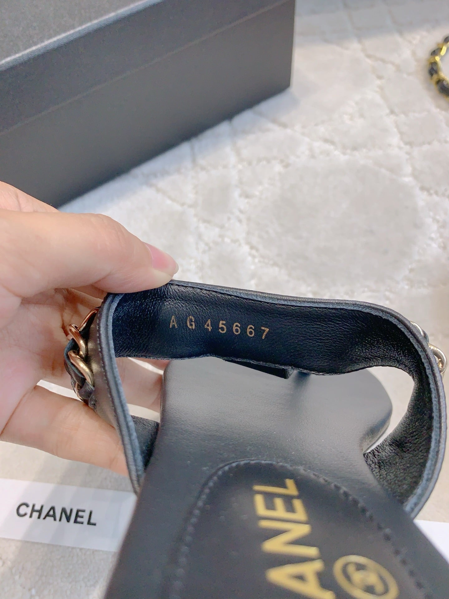 CC THONG SLIPPERS IN BLACK LAMBSKIN MIX CHAIN - 35