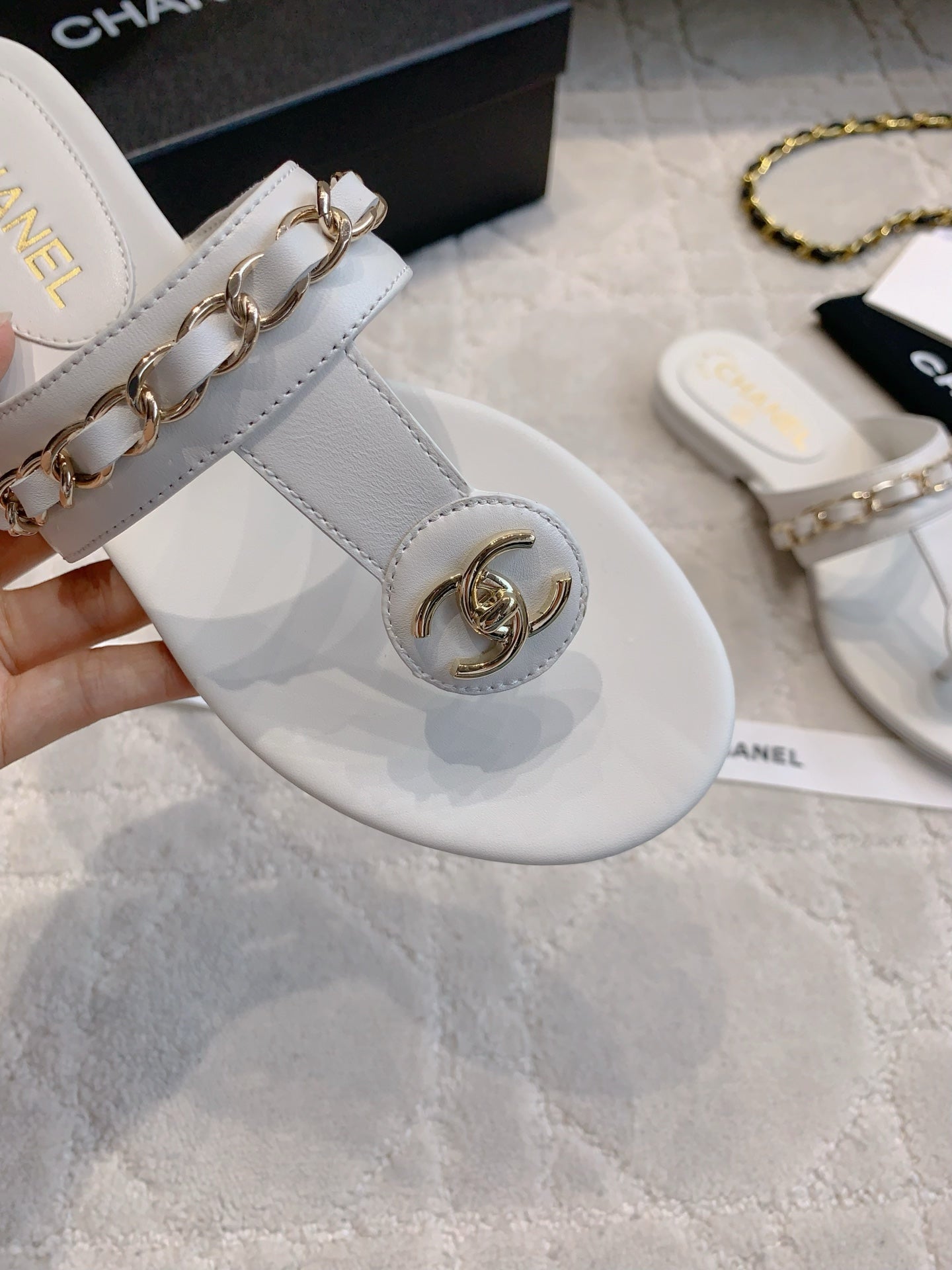 CC THONG SLIPPERS IN WHITE LAMBSKIN MIX CHAIN - 35