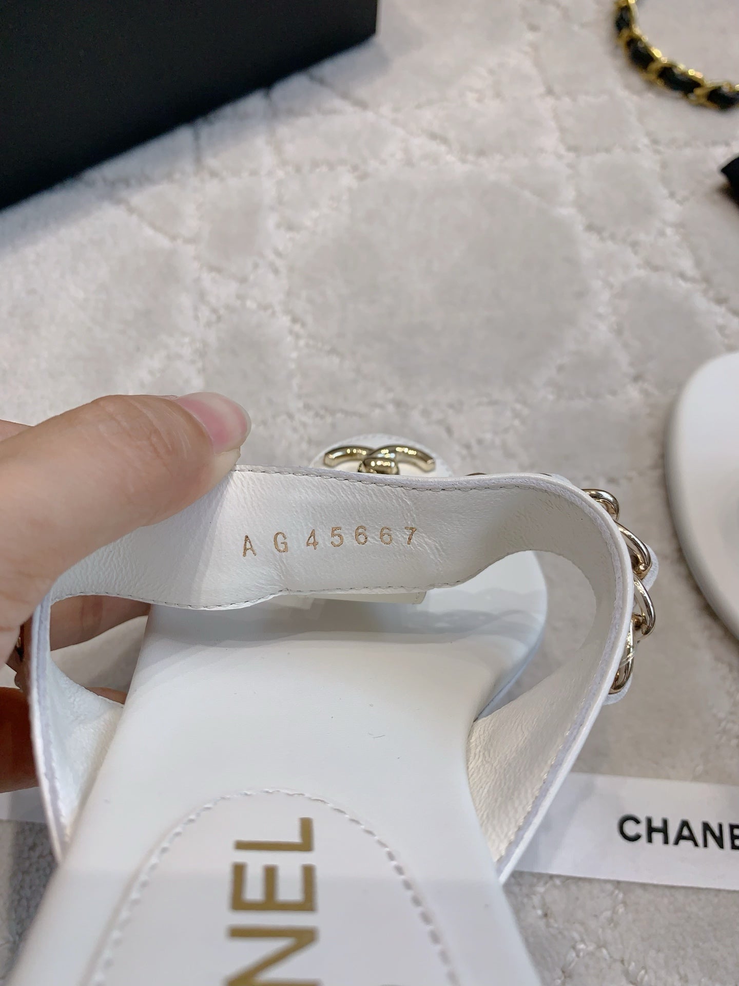 CC THONG SLIPPERS IN WHITE LAMBSKIN MIX CHAIN - 35