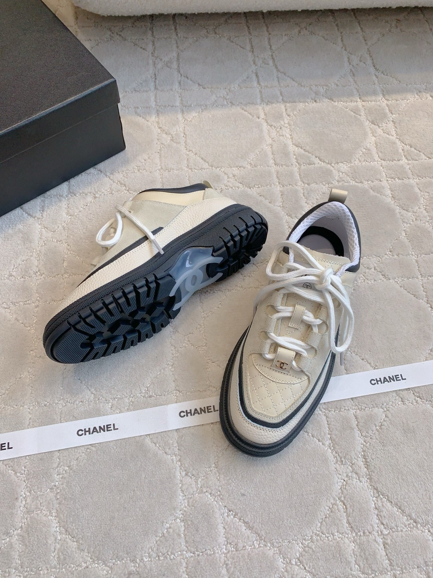 CHANEL 25S TRAINERS 40MM IN WHITE AND BLACK CALFSKIN - 35