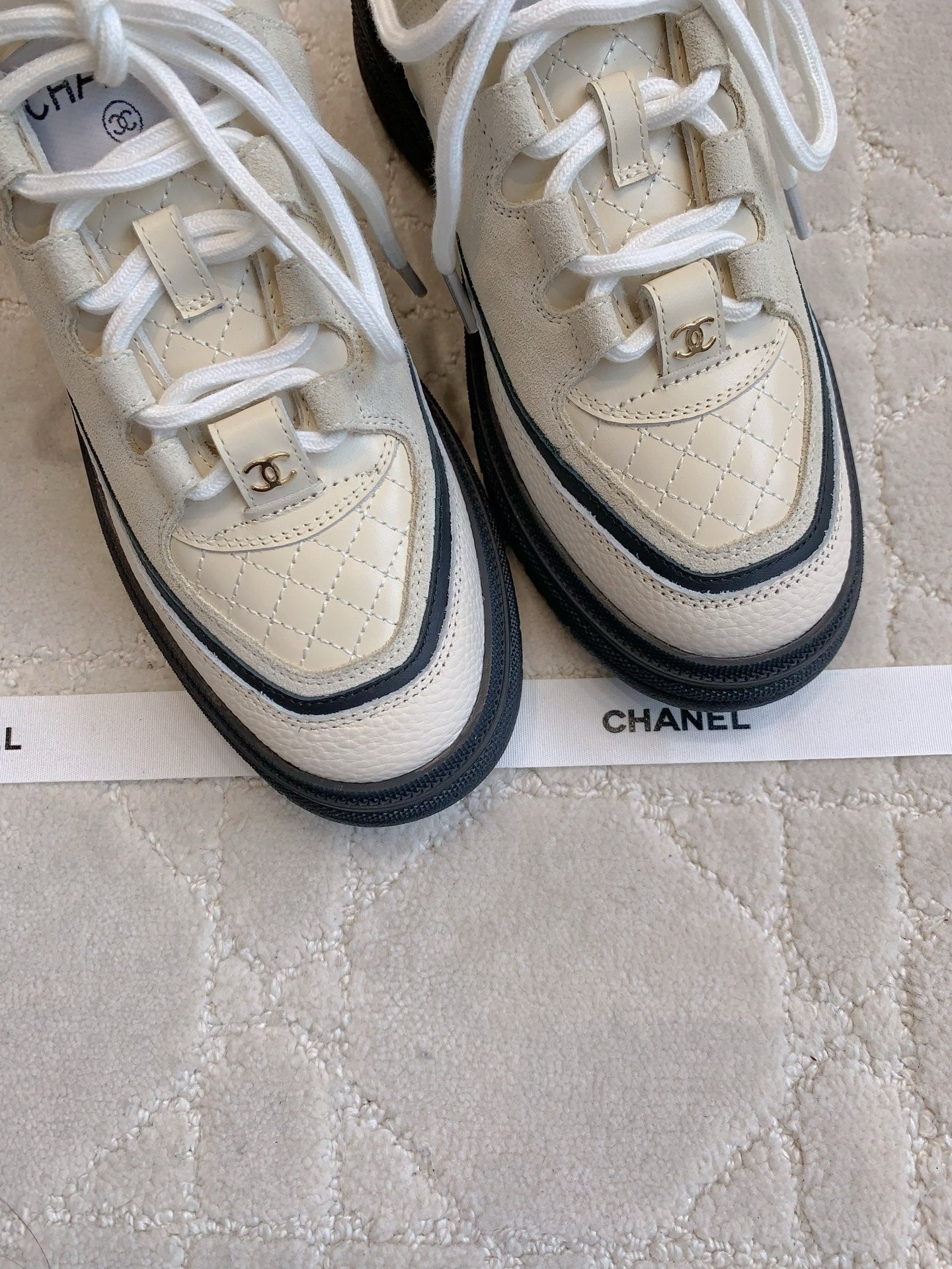 CHANEL 25S TRAINERS 40MM IN WHITE AND BLACK CALFSKIN - 35
