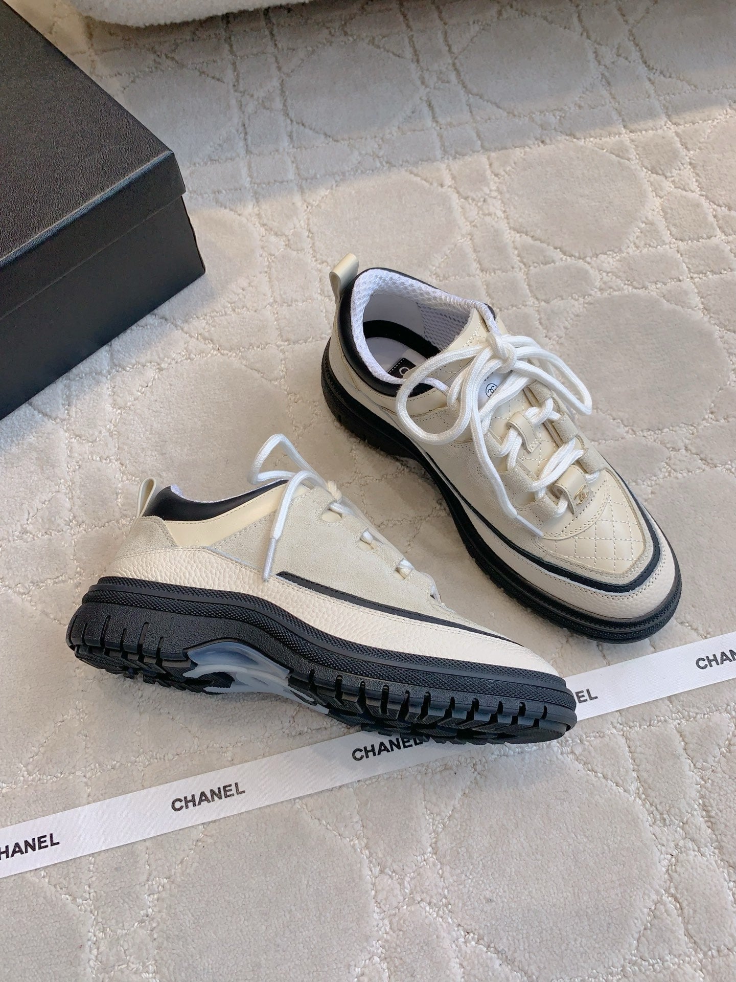 CHANEL 25S TRAINERS 40MM IN WHITE AND BLACK CALFSKIN - 35