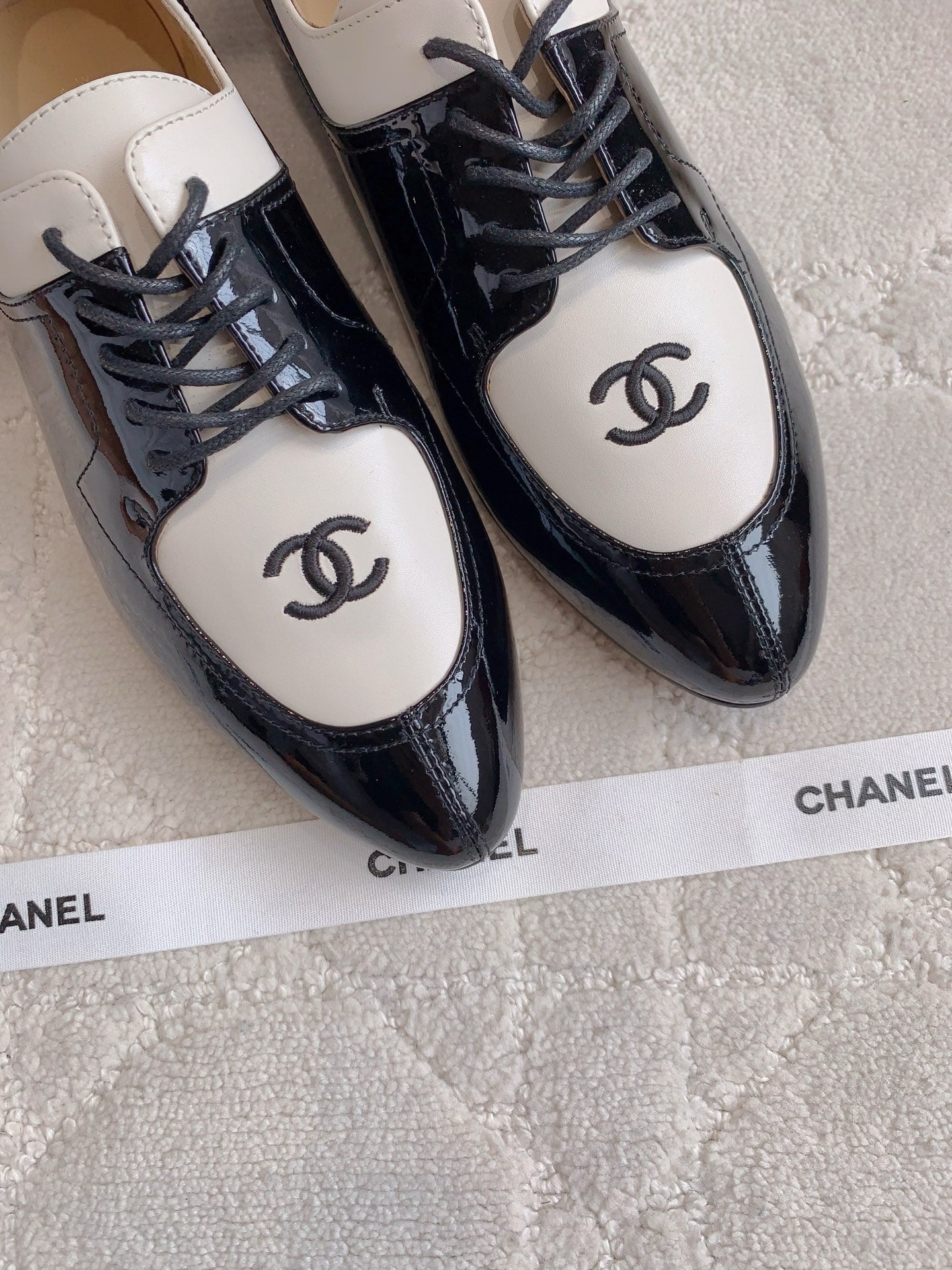 CHANEL 25S TWO TONE LACE UP IN BLACK AND WHITE SHINY CALFSKIN - 35