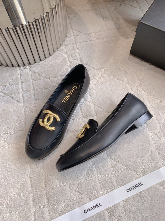 ЛОФЕРИ CHANEL 25S З ВЕЛИКИМ ЛОГОТИПОМ З ЧОРНОЇ ТЕЛЯЧОЇ ШКІРИ З ЗОЛОТОЮ ФУРНІТУРОЮ - 35