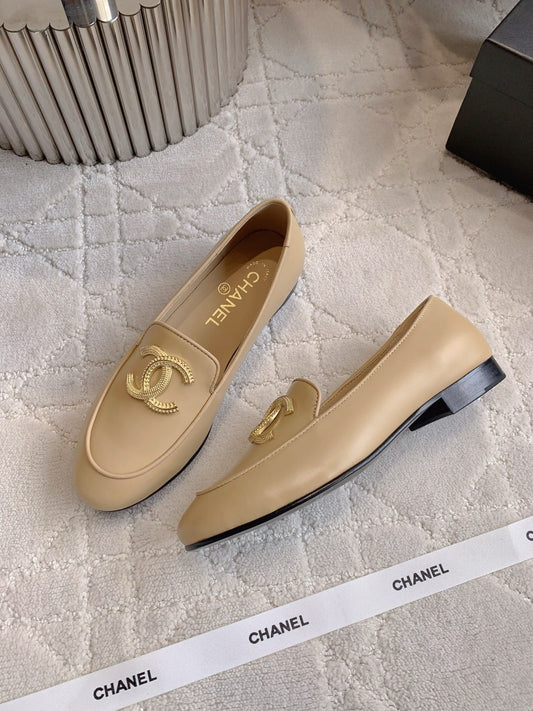 CHANEL 25S ЛОФЕРИ З ВЕЛИКИМ ЛОГОТИПОМ ЗІ СВІТЛО-КАРАМЕЛЬНОЇ ТЕЛЯЧОЇ ШКІРИ ІЗ ЗОЛОТОЮ ФУРНІТУРОЮ - 35