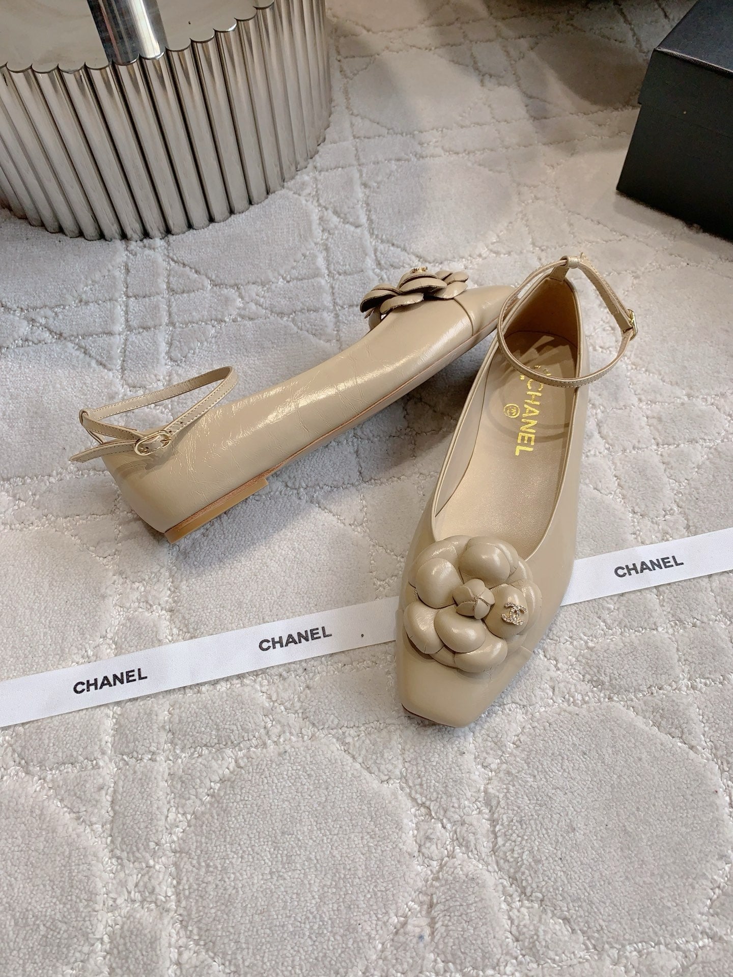 CHANEL 25S CAMELLIA SQUARE TOE FLATS IN BEIGE CALFSKIN GOLD HARDWARE - 35