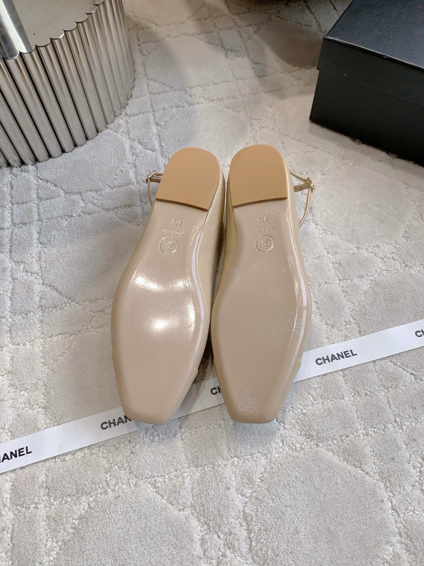 CHANEL 25S CAMELLIA SQUARE TOE FLATS IN BEIGE CALFSKIN GOLD HARDWARE - 35