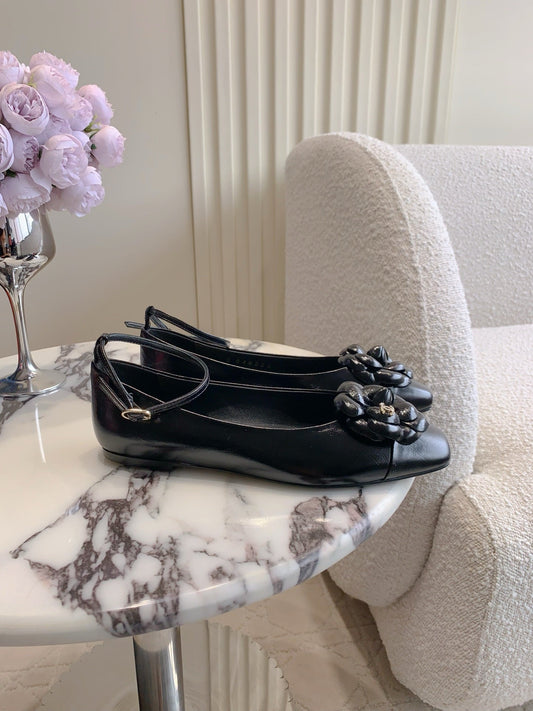 CHANEL 25S БАЛЕТКИ CAMELLIA КВАДРАТНИЙ НОСОК ЧОРНА ТЕЛЯЧА ШКІРА ЗОЛОТА ФУРНІТУРА - 35