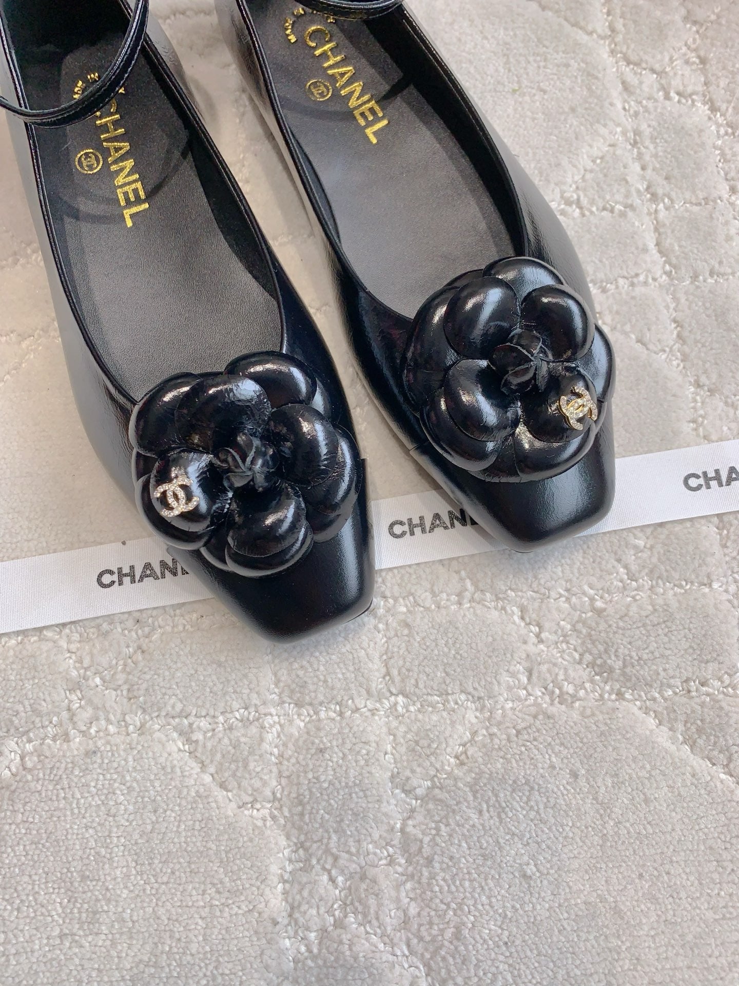 CHANEL 25S CAMELLIA SQUARE TOE FLATS IN BLACK CALFSKIN GOLD HARDWARE - 35