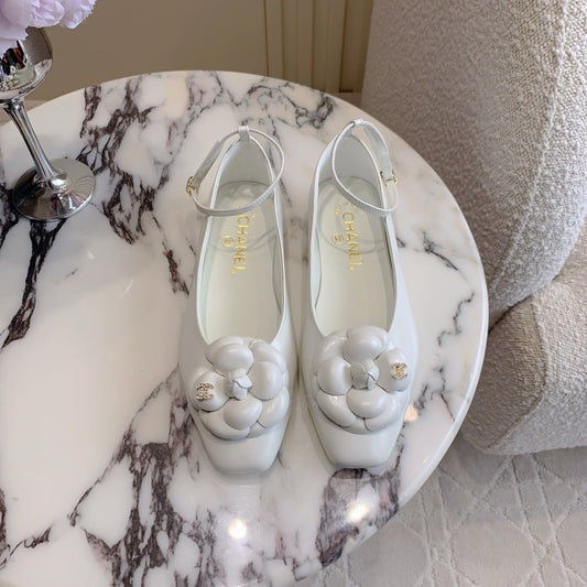 CHANEL 25S CAMELLIA SQUARE TOE FLATS IN WHITE CALFSKIN GOLD HARDWARE - 35