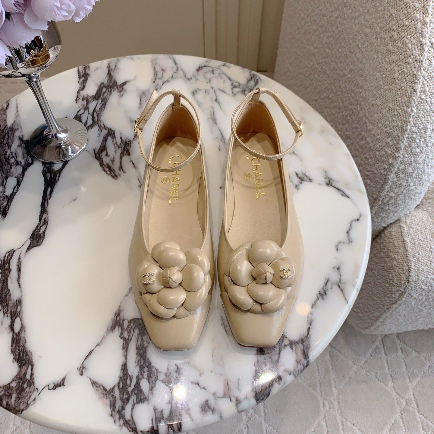 CHANEL 25S CAMELLIA SQUARE TOE FLATS IN BEIGE CALFSKIN GOLD HARDWARE - 35