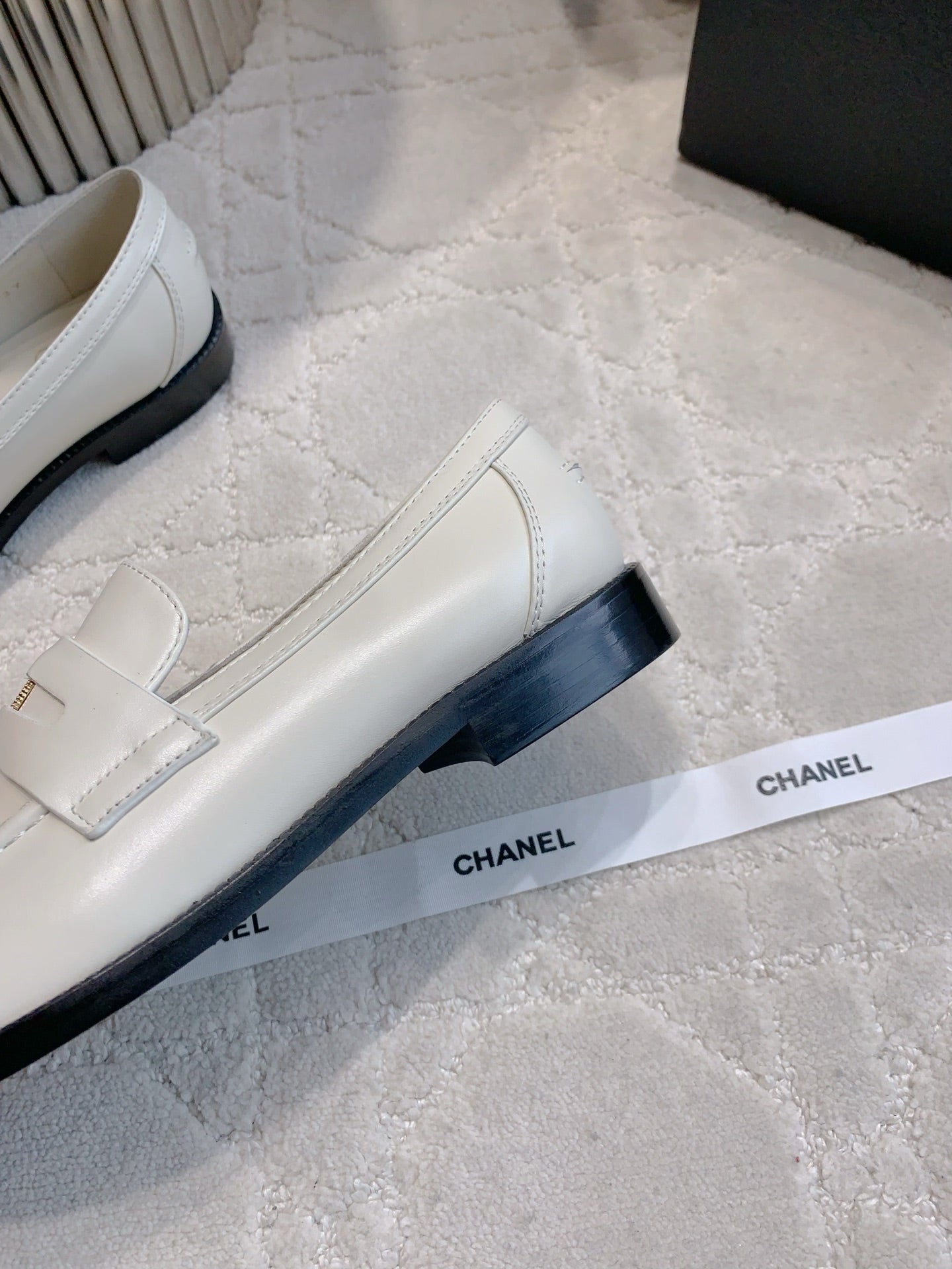 CHANEL 25S MOCCASINS IN WHITE CALFSKIN GOLD HARDWARE - 35