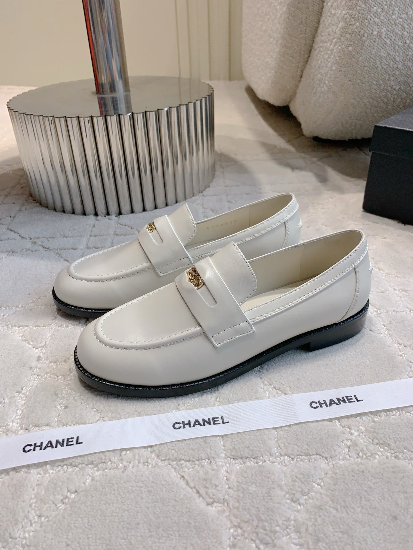 CHANEL 25S MOCCASINS IN WHITE CALFSKIN GOLD HARDWARE - 35