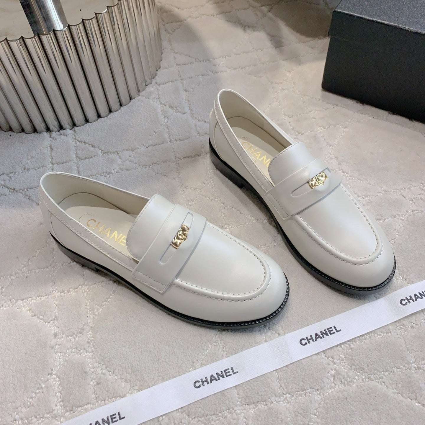CHANEL 25S MOCCASINS IN WHITE CALFSKIN GOLD HARDWARE - 35