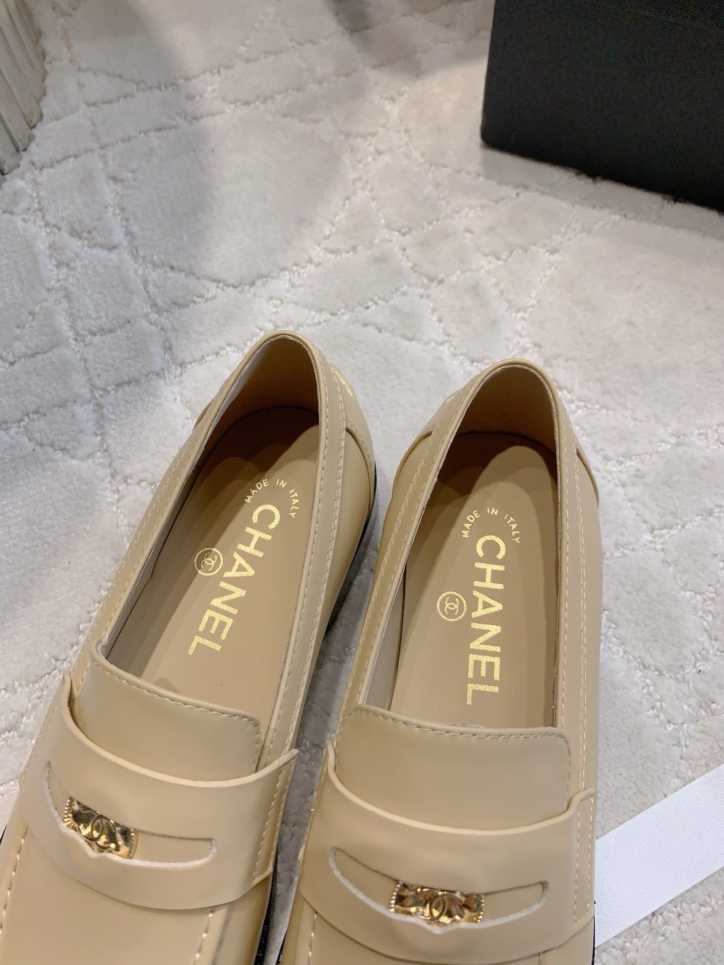 CHANEL 25S MOCCASINS IN BEIGE CALFSKIN GOLD HARDWARE - 35