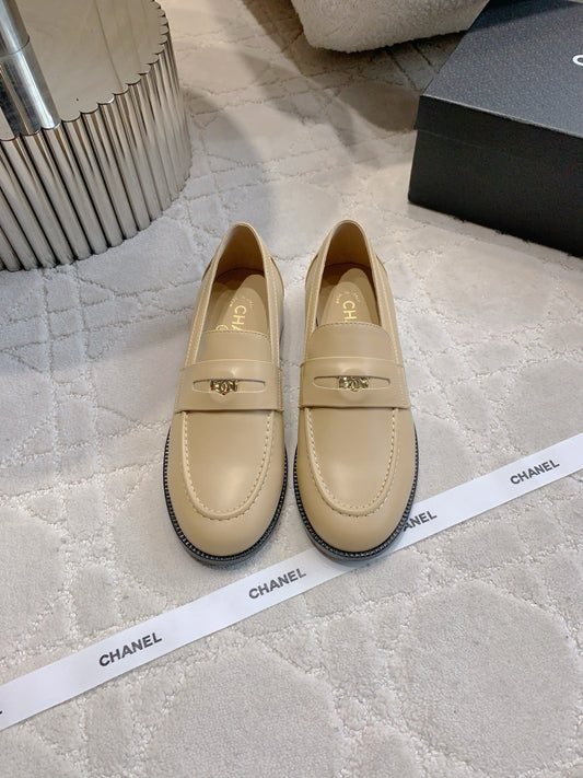 CHANEL 25S МОКАСИНИ З ТЕЛЯЧОЇ ШКІРИ БЕЖЕВОГО КОЛЬОРУ ІЗ ЗОЛОТОЮ ФУРНІТУРОЮ - 35