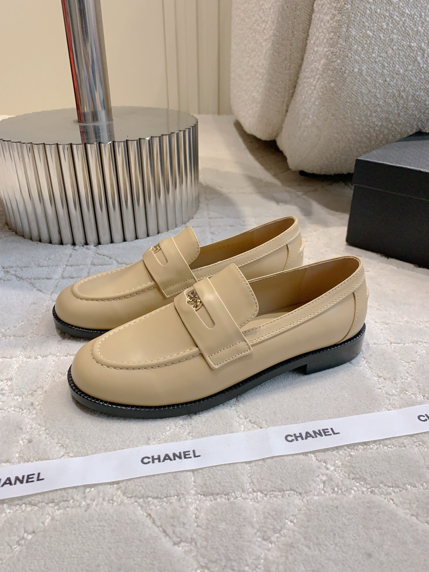 CHANEL 25S MOCCASINS IN BEIGE CALFSKIN GOLD HARDWARE - 35