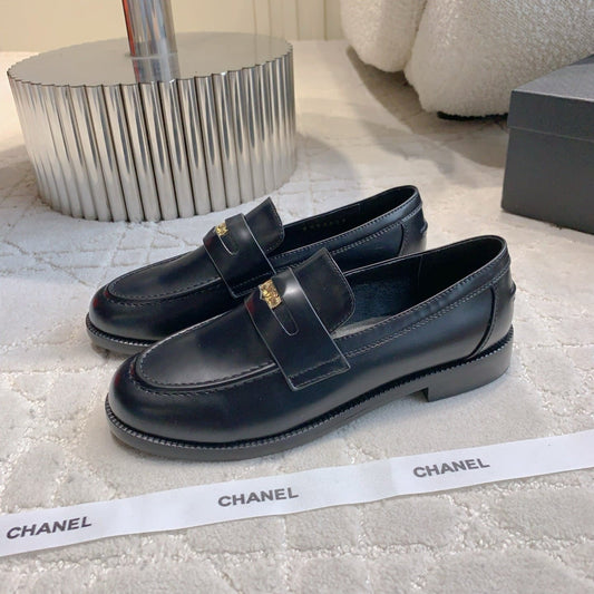 CHANEL 25S ЛОФЕРИ З ЧОРНОЇ ГЛЯНЦЕВОЇ ТЕЛЯЧОЇ ШКІРИ З ЗОЛОТИСТОЮ ФУРНІТУРОЮ - 35