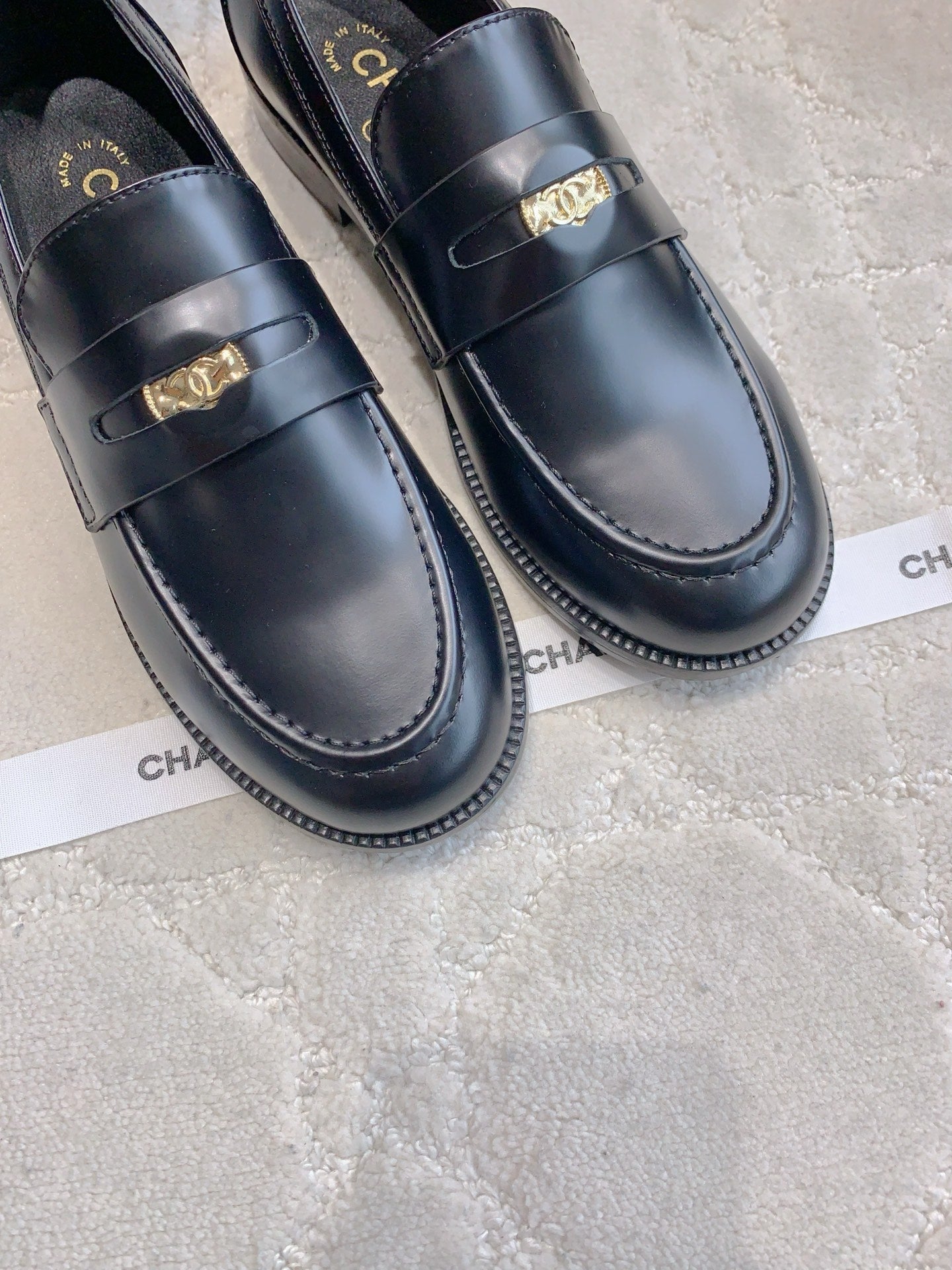 CHANEL 25S MOCCASINS IN BLACK SHINY CALFSKIN GOLD HARDWARE - 35