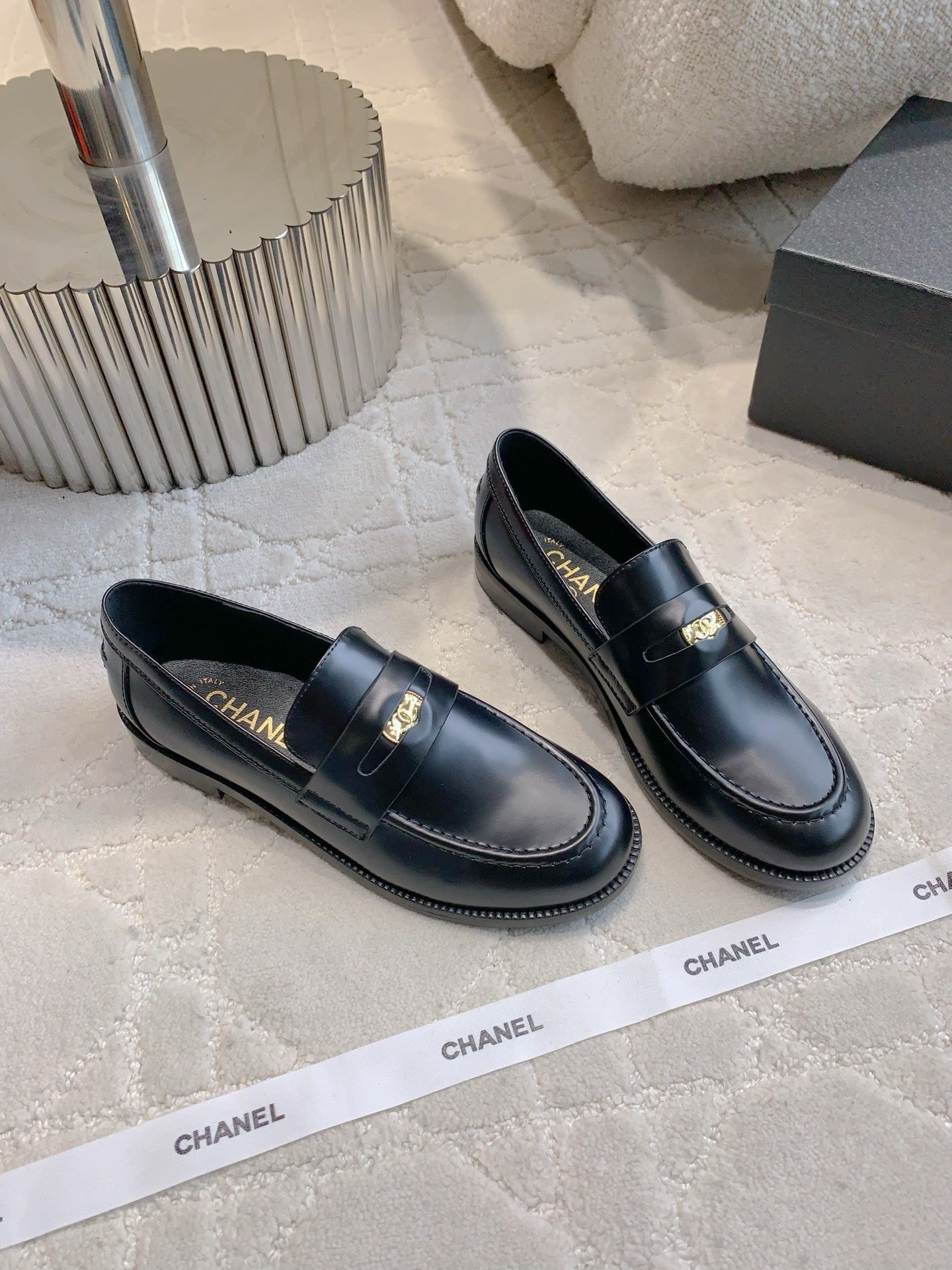 CHANEL 25S MOCCASINS IN BLACK SHINY CALFSKIN GOLD HARDWARE - 35