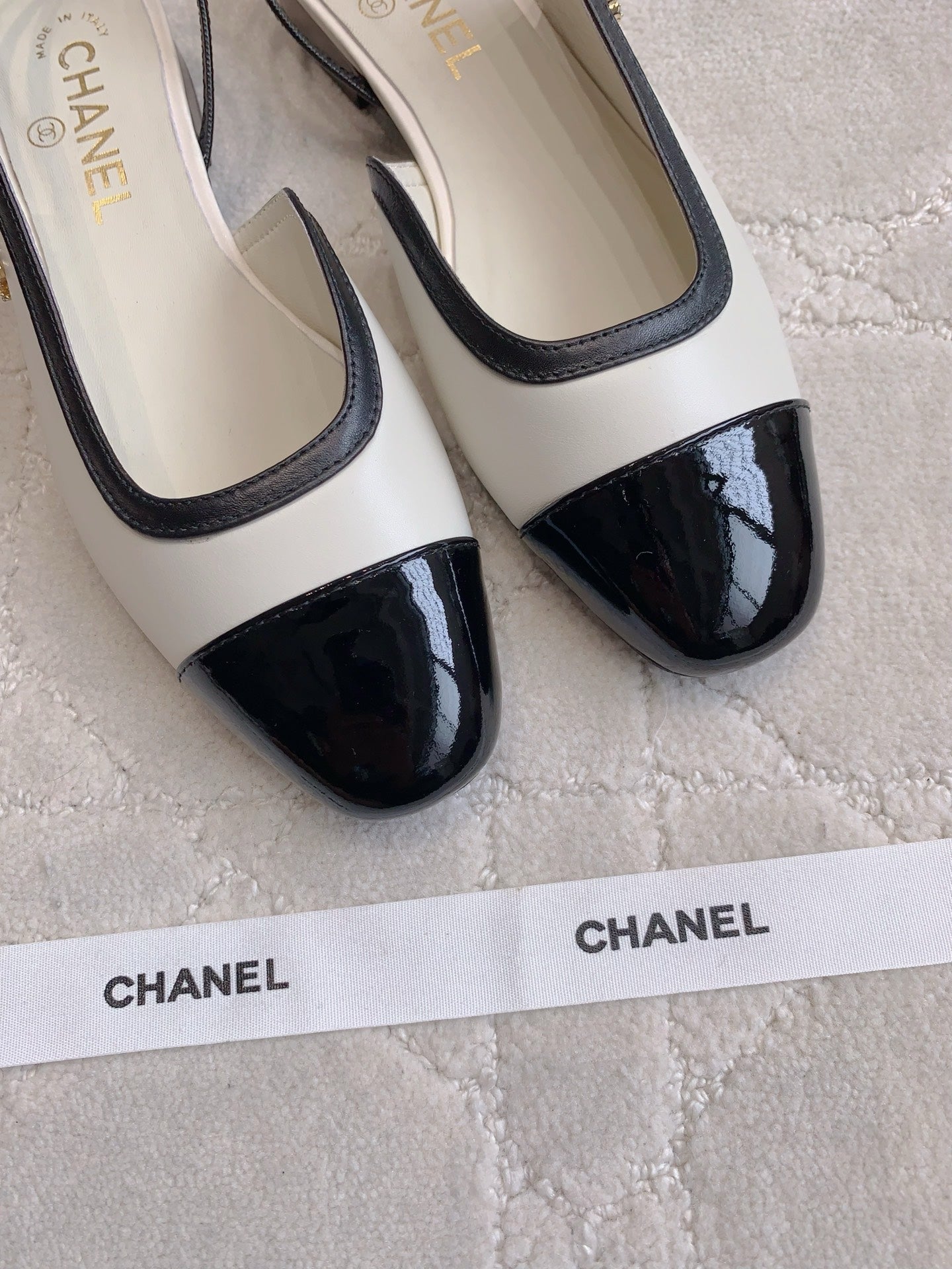CHANEL 25S SLINGBACK IN BLACK AND WHITE CALFSKIN GOLD HARDWARE - 35