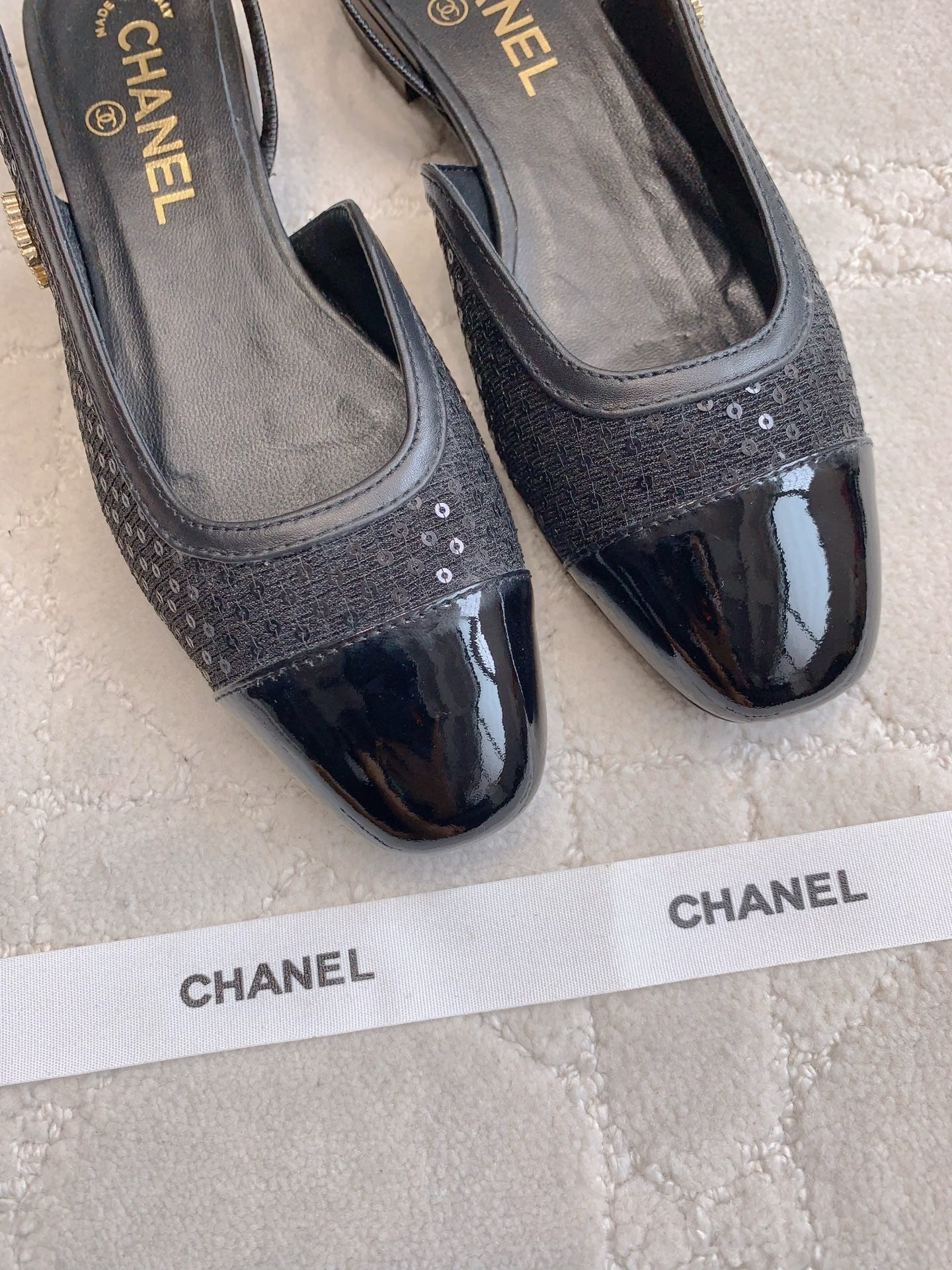 CHANEL 25S SLINGBACK IN SPARKLING BLACK CALFSKIN AND CANVAS GOLD HARDWARE - 35