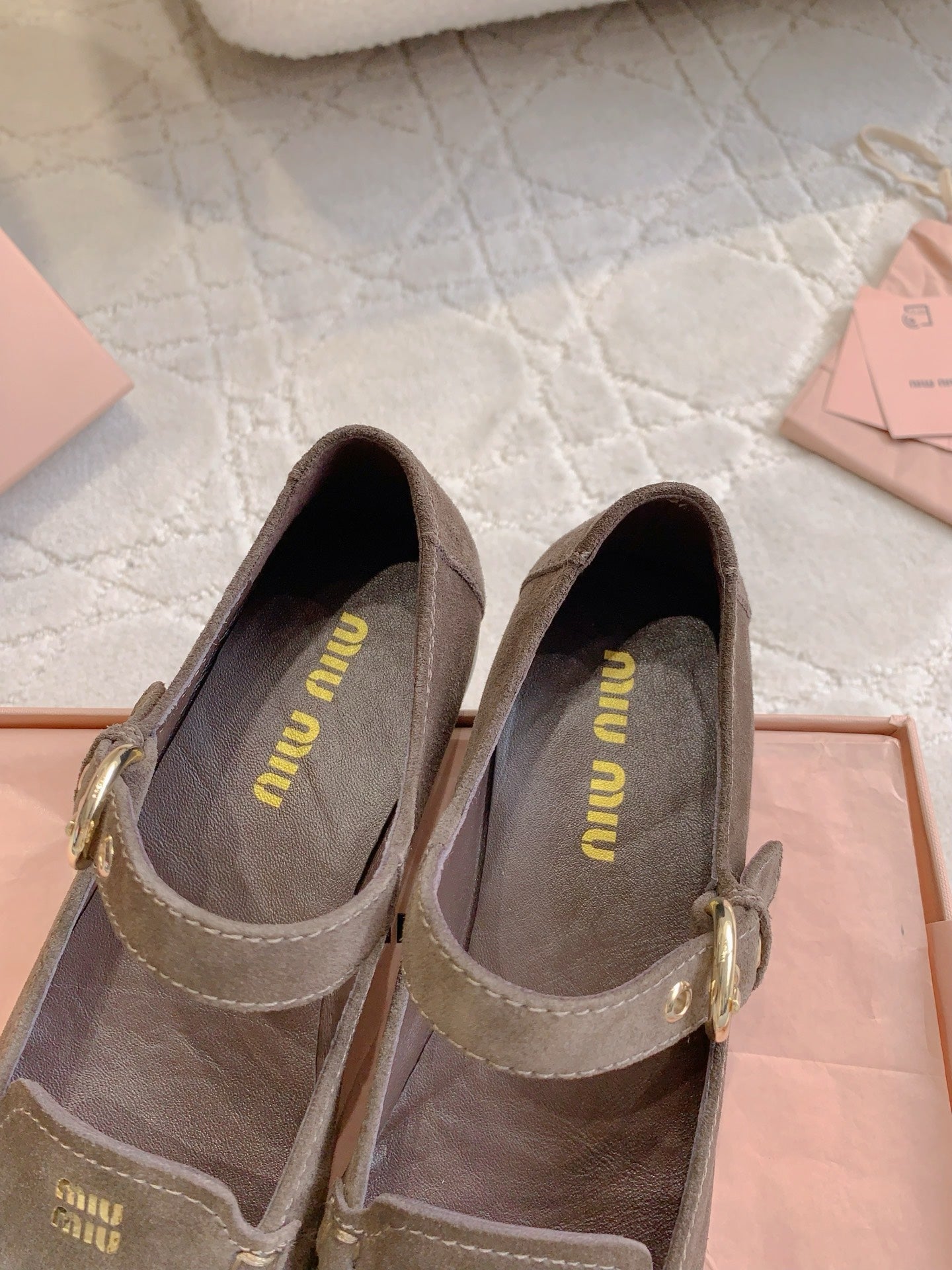 ЛОФЕРИ MIUMIU 26S З КОРИЧНЕВОЇ ЗАМШІ З РЕМІНЦЕМ