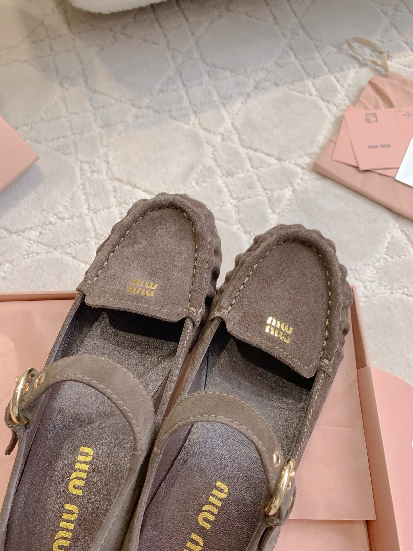 ЛОФЕРИ MIUMIU 26S З КОРИЧНЕВОЇ ЗАМШІ З РЕМІНЦЕМ