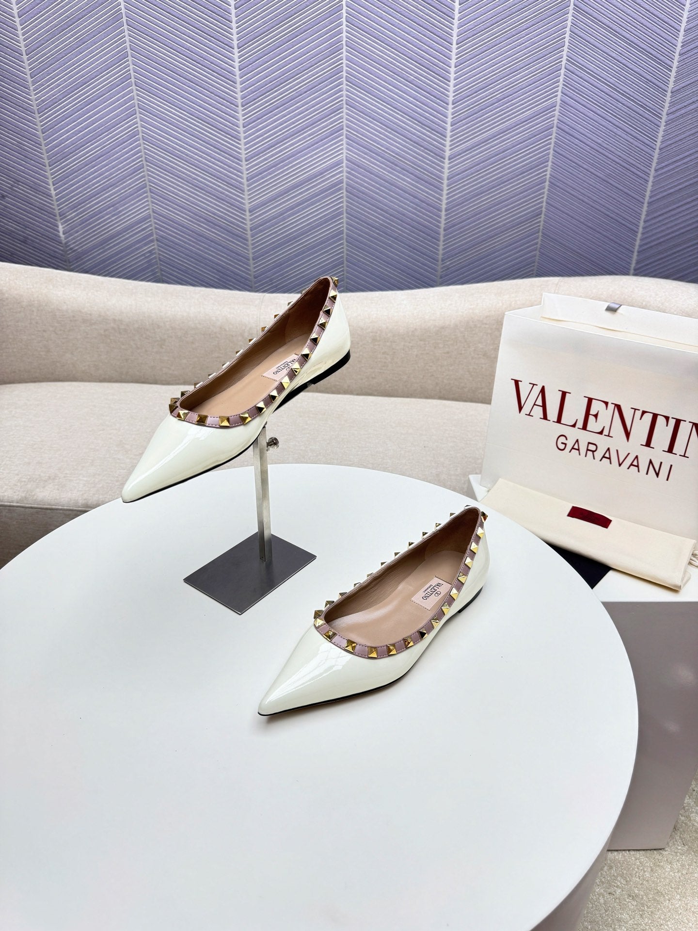 ROCKSTUD FLAT PUMP IN WHITE CALFSKIN - 34